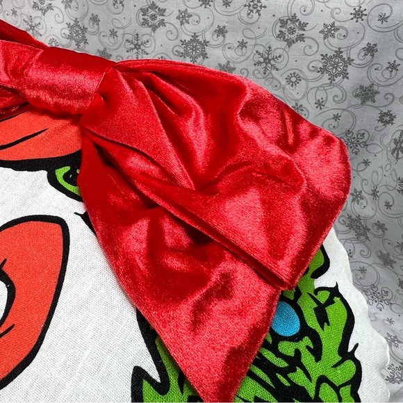 Cindy Lou Who How The Grinch Stole Christmas Velvet Red Bow Wreath Throw Pillow - Picture 8 of 10